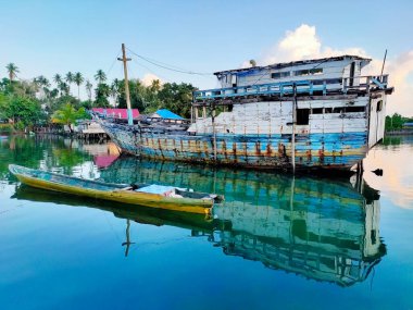 Hasar görmüş bir gemi.