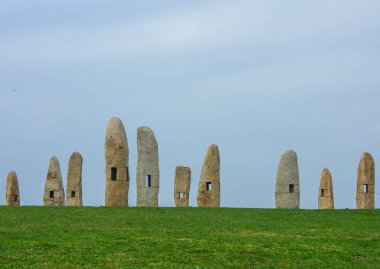 Dolmens sahanın ortasında.