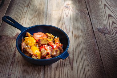 Tatlı biber ve domates ahşap sol ile kavrulmuş domuz eti