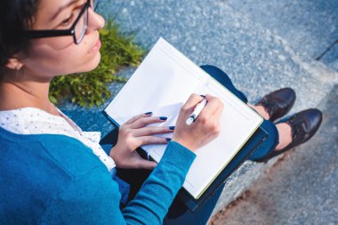 Not Defteri ile genç öğrenci. Çevrimiçi açık havada eğitim metodolojisi.