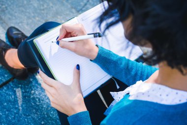 Not Defteri ile genç öğrenci. Çevrimiçi açık havada eğitim metodolojisi.