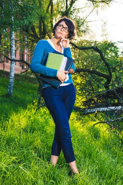 Joven estudiante con cuaderno. Estudio en línea al aire libre consepto . — Foto de Stock