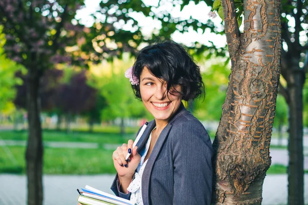 Internet studeren buiten in het park — Stockfoto