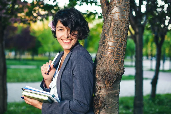 Internet estudiando al aire libre en el parque — Foto de Stock