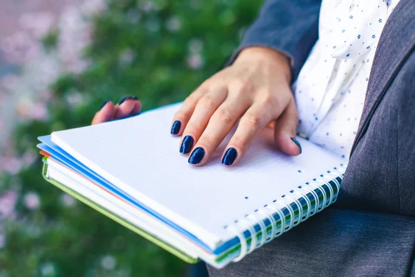 Κορίτσι φοιτητής με μελέτη φύλλα και γλωσσάριο βιβλίου γκρο πλαν — Φωτογραφία Αρχείου