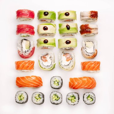 Beyaz arka planda büyük renkli suşi seti. Üst görünüm.