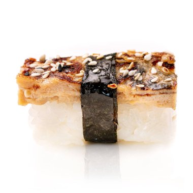 Lezzetli Unagi Yılanbalığı Nigiri Sushi, beyaz arka planda Eel Sushi. Geleneksel Japon mutfağı