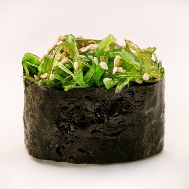 Beyaz arka planda Chukka gunkan deniz yosunu suşi maki. Lezzetli gurme atıştırmalıkları..