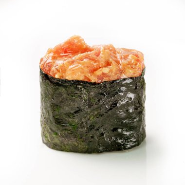 Beyaz arka planda somon Gunkan deniz yosunu suşi maki. Lezzetli atıştırmalıklar. Yakın plan.