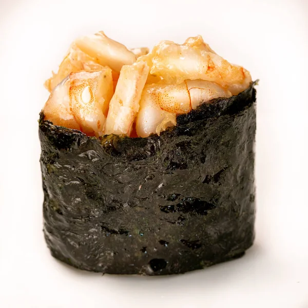 Shrinp gunkan rumput laut sushi maki di latar belakang putih. Delicacy gourmet snack. — Stok Foto