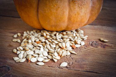 kabak ve ahşap arka plan üzerinde tohum