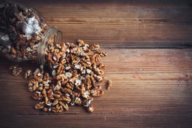 Arka plan ağaç ceviz taneleri ve bütün ceviz