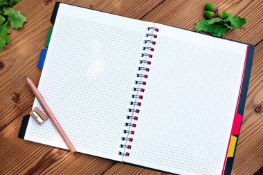 Açılan spiral defter ile kalem ve kalemtıraş