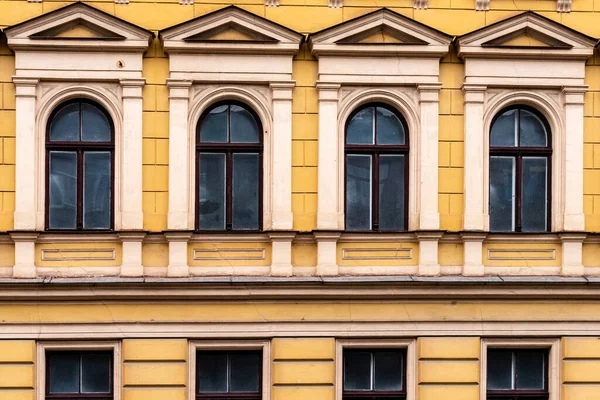 Detalhe Desvanecimento Edifício Art Nouveau Amarelo Quatro Janelas Momento Renovação — Fotografia de Stock