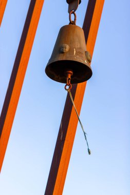 Gri sisli kış gününde tepede daha az elma ağacı bırakmanın dikey fotoğrafı. Arka planda daha çok ağaç, trafik işareti ve elektrik kutusu var.