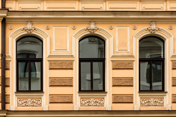 Detail Žluté Smetanové Secese Fasády Tří Oken Odrážejících Fasádu Naproti — Stock fotografie