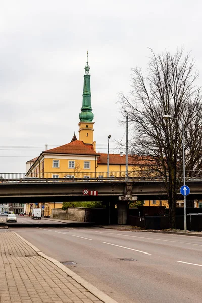 Verticale Foto Van Straatbeeld Naar Horizontale Verkeersbrug Gele Rigas Kasteel — Stockfoto