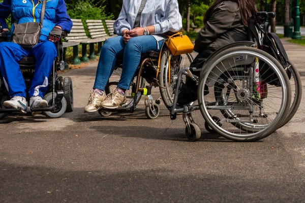 Blick Auf Zwei Frauen Und Einen Mann Die Rollstuhl Sitzen — Stockfoto