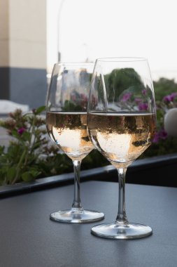 Caddedeki bir restoranda iki kadeh şarap içtik.