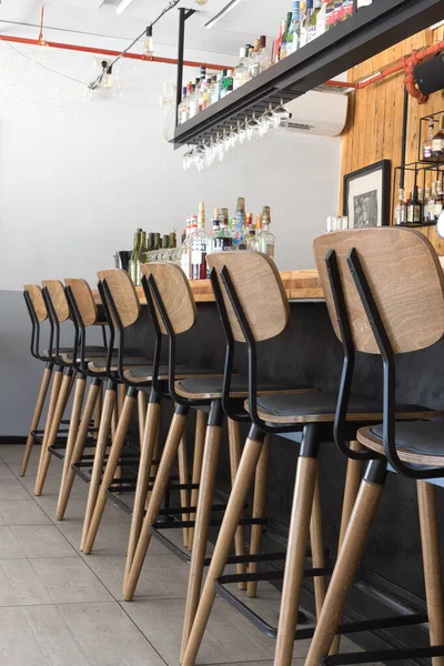 Tabourets de bar et de bar dans un restaurant italien. intérieur — Photo