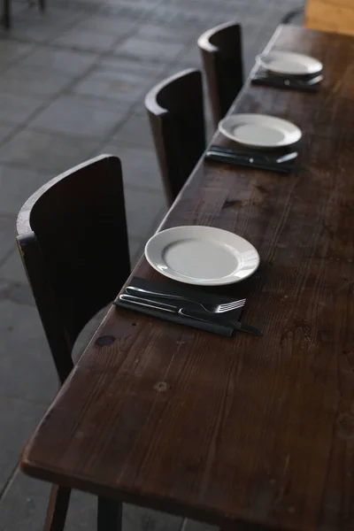 Um lugar acolhedor. mesa em um restaurante italiano na rua com placas de serviço facas e garfos — Fotografia de Stock