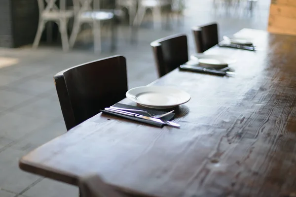 Endroit confortable. table dans un restaurant italien dans la rue avec assiettes de service couteaux et fourchettes — Photo
