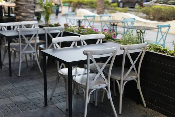 Άνετο μέρος. τραπέζια σε ένα ιταλικό εστιατόριο στο δρόμο — Φωτογραφία Αρχείου