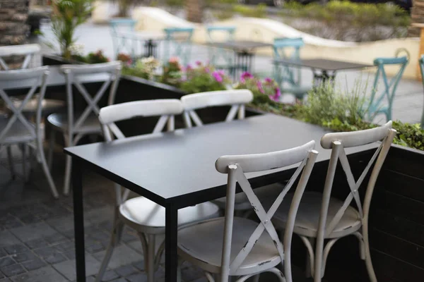 Um lugar acolhedor. mesas em um restaurante italiano na rua — Fotografia de Stock