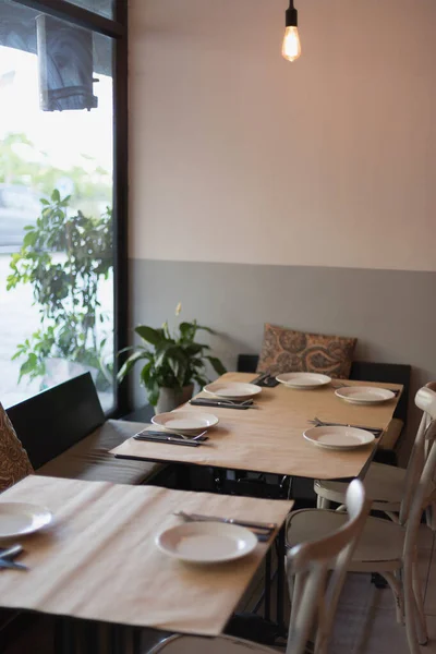 Endroit confortable. une table à l'intérieur d'un restaurant italien avec assiettes, couteaux et fourchettes — Photo