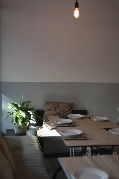 Endroit confortable. une table à l'intérieur d'un restaurant italien avec assiettes, couteaux et fourchettes — Photo