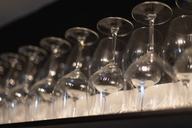 Karanlık bir arkaplanda boş bardaklar