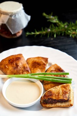 Geleneksel Arap yemeği arisi. Pide ızgara kebap.