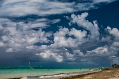 Büyük bulutlar ve Brezilya 'nın berrak suları.