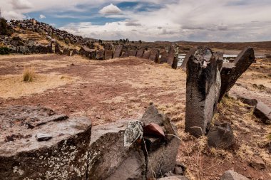 Sillustani, Kolla kültürüne ait bir dizi etkileyici mezarı görebileceğiniz bir mezar kompleksi.