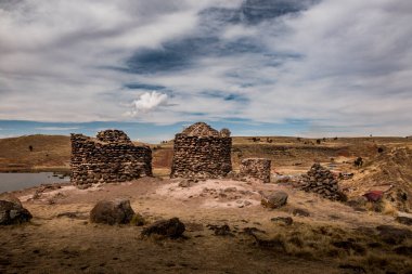 Sillustani, Kolla kültürüne ait bir dizi etkileyici mezarı görebileceğiniz bir mezar kompleksi.