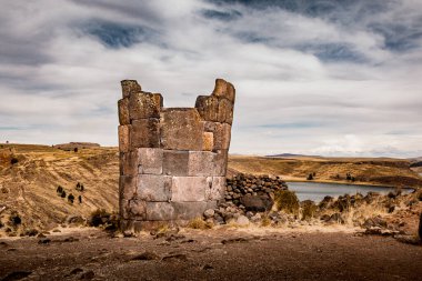 Sillustani dünyadaki en önemli nekropoldür. La Chullpa del Lagarto, Kolla kültürüne ait bir mezar kulesidir. Umayo Gölü, Puno, Peru kıyılarında yer almaktadır.