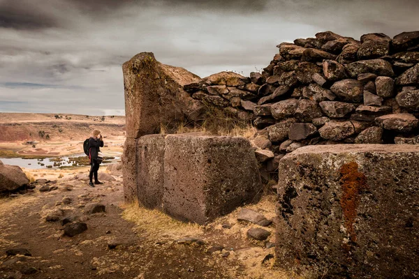 Sillustani, Kolla kültürüne ait bir dizi etkileyici mezarı görebileceğiniz bir mezar kompleksi.