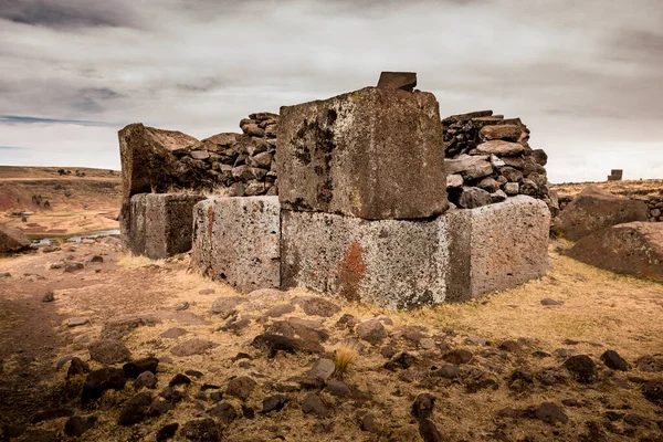 Sillustani, Kolla kültürüne ait bir dizi etkileyici mezarı görebileceğiniz bir mezar kompleksi.