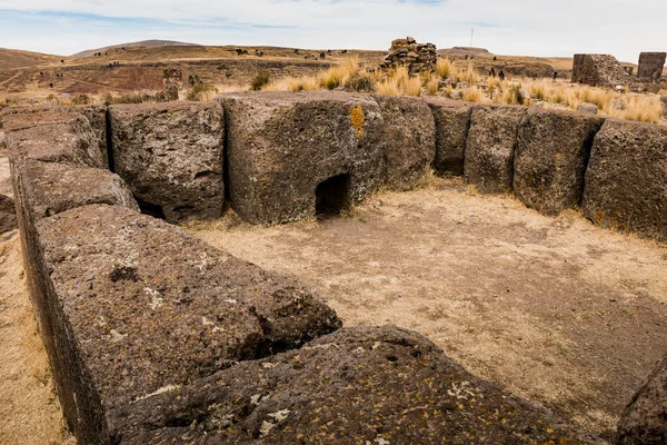 Sillustani, Kolla kültürüne ait bir dizi etkileyici mezarı görebileceğiniz bir mezar kompleksi.