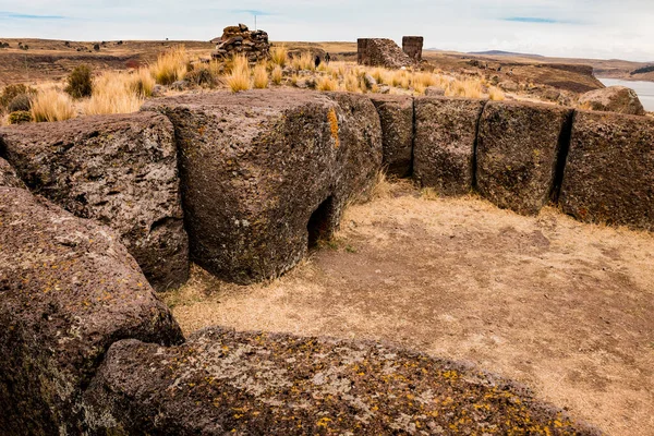 Sillustani, Kolla kültürüne ait bir dizi etkileyici mezarı görebileceğiniz bir mezar kompleksi.