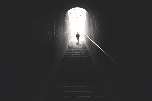 Vieil homme montant des escaliers pour atteindre la ville — Photo
