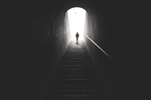 Homem velho levantando escadas para chegar à cidade — Fotografia de Stock