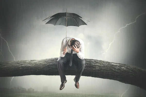 Homme désespéré pleurer sous la pluie — Photo