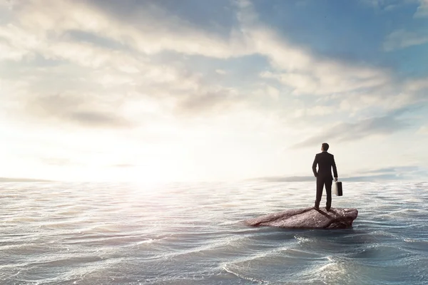 O homem de negócios ficou no meio do mar. — Fotografia de Stock