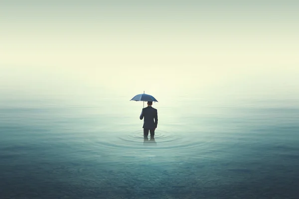 Natte zakenman wandelen in water — Stockfoto