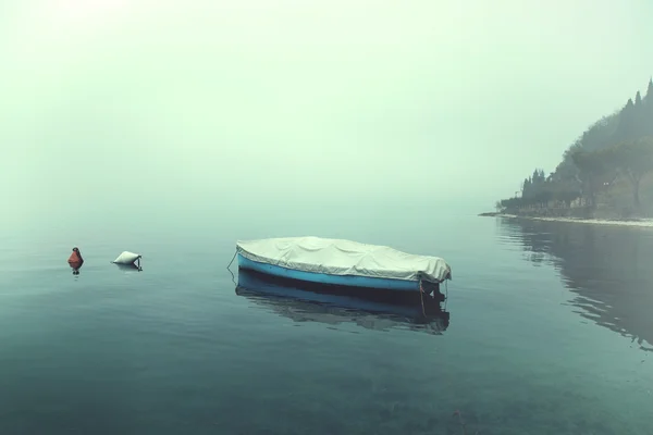 Überdachtes Boot schwimmt im Winter im ruhigen Wasser — Stockfoto