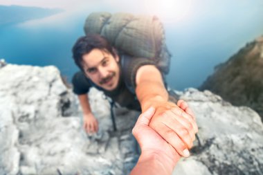 dağa tırmanmak için maceracılar yardım
