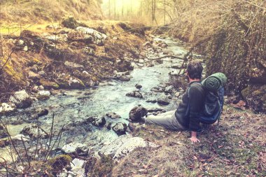 Ormanı geçerken nehir gözlemleyerek adam kartal