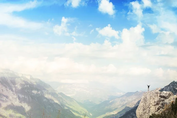 Climber on the top of the mountain exulting — Stock Photo, Image