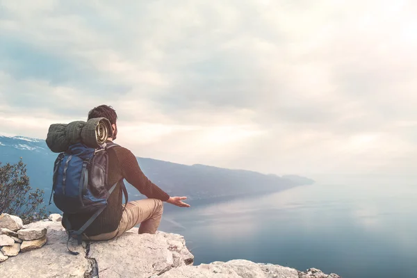 Escalador meditando en la cima de la montaña — Foto de Stock